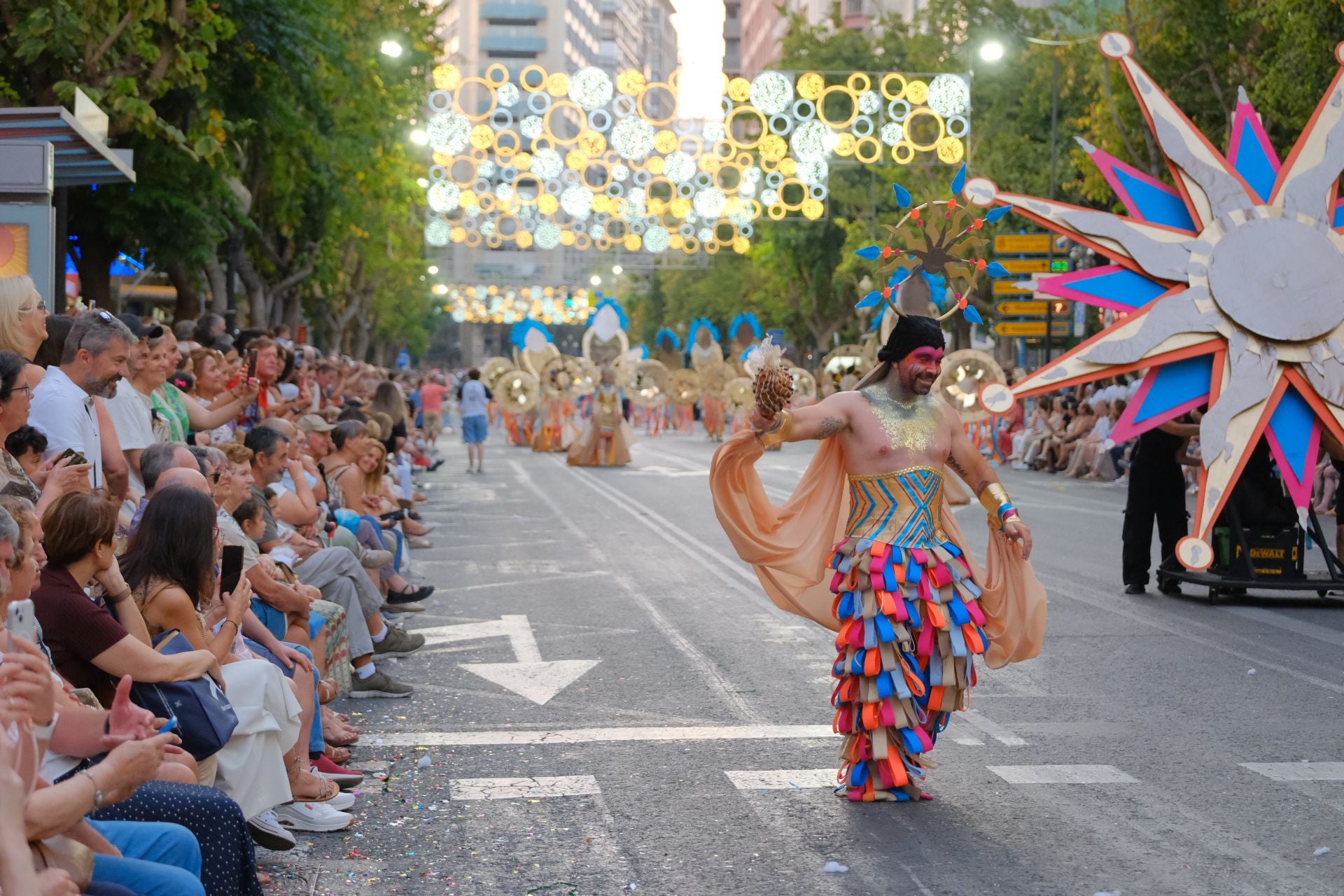 Color, imaginación y humor se dan cita en el desfile del Ninot