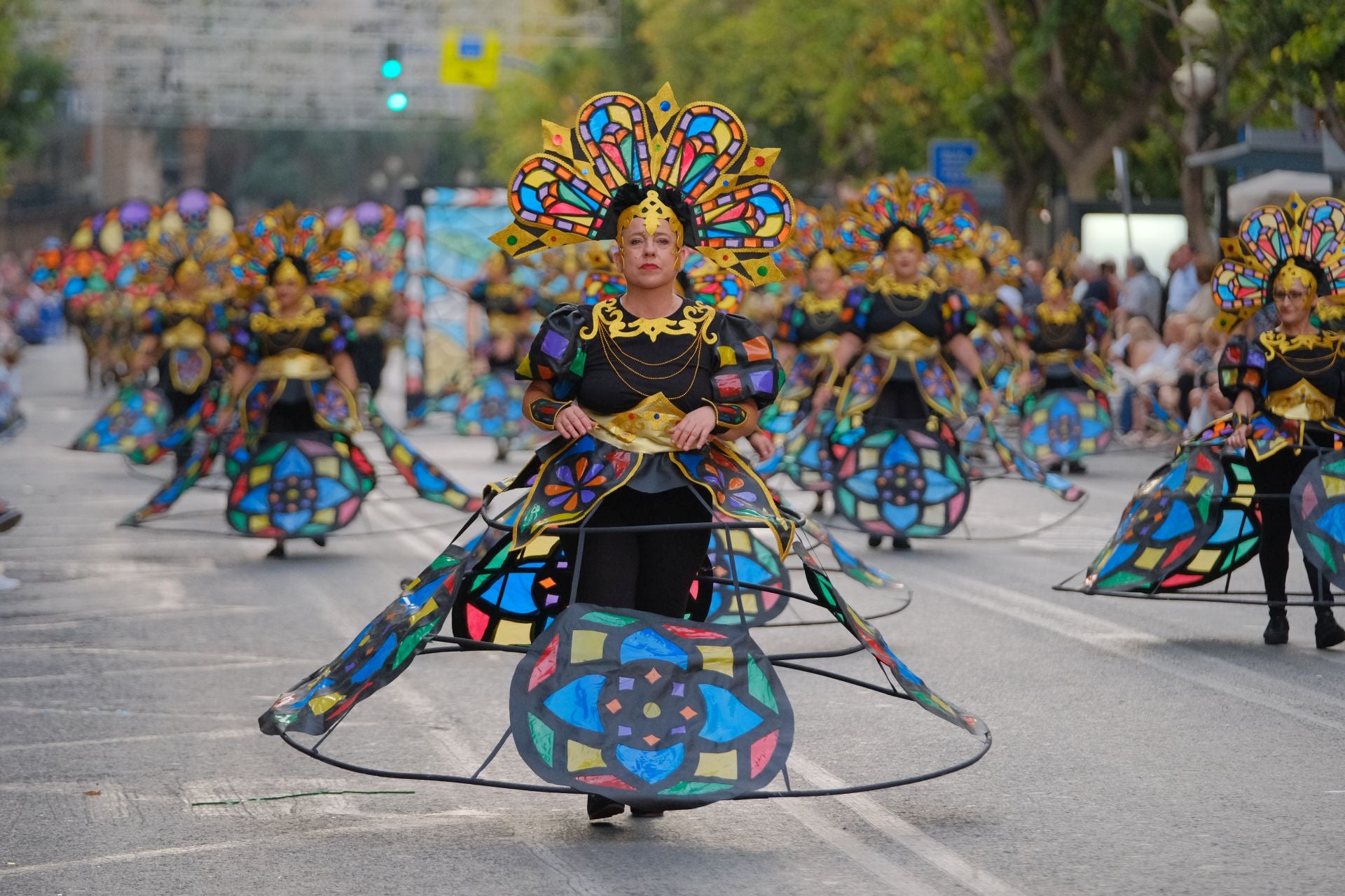 Color, imaginación y humor se dan cita en el desfile del Ninot