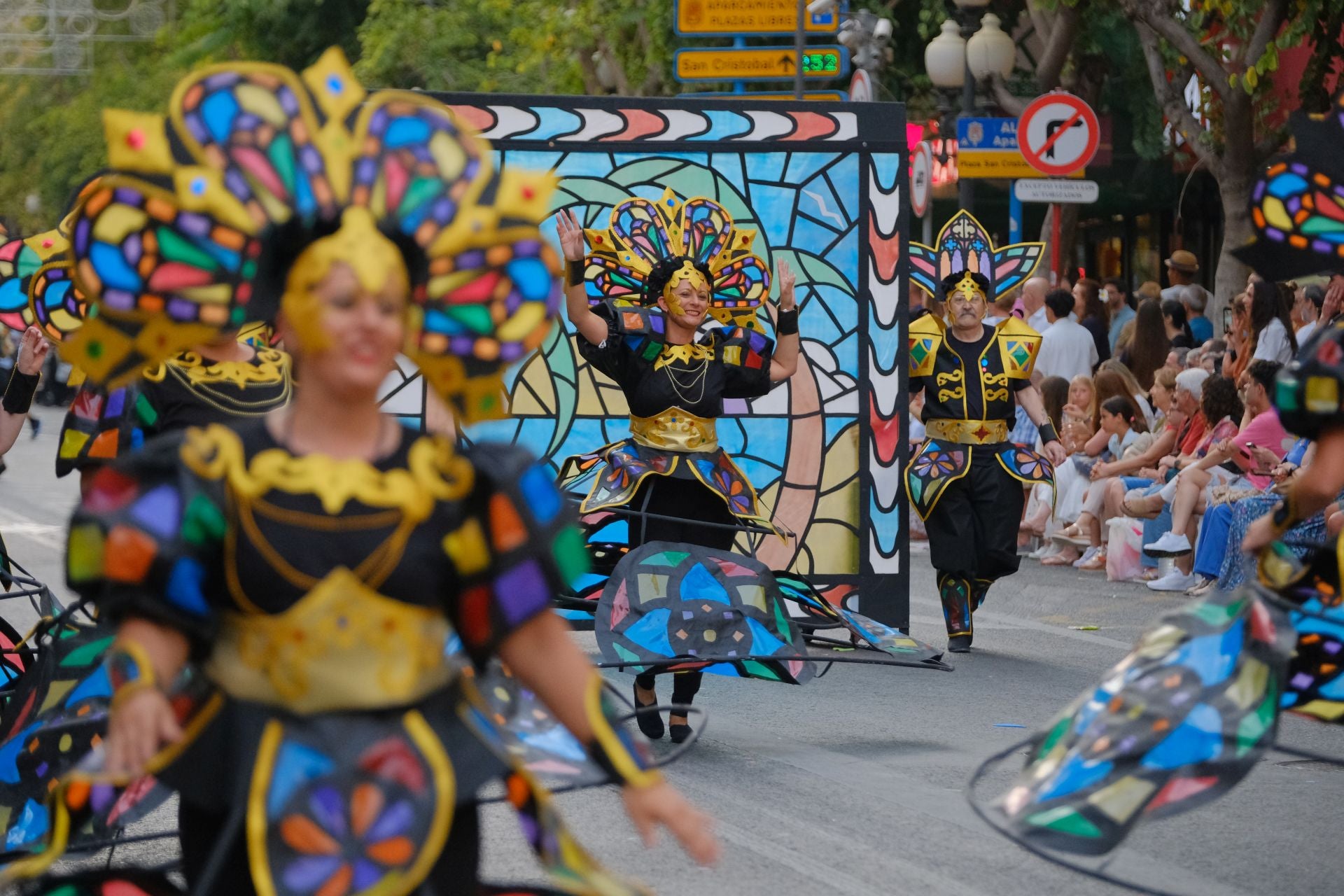 Color, imaginación y humor se dan cita en el desfile del Ninot