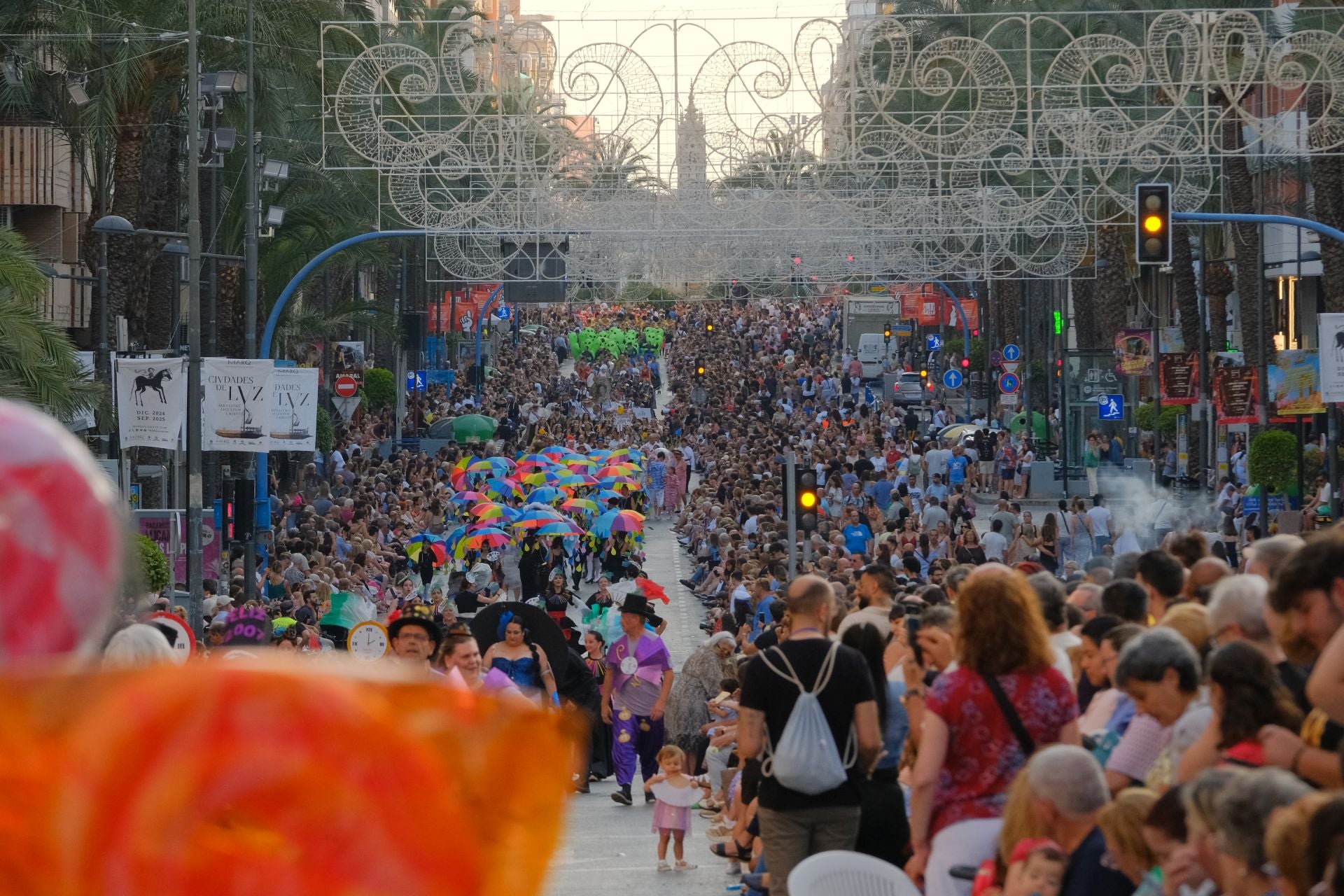 Color, imaginación y humor se dan cita en el desfile del Ninot