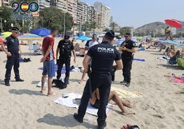 Gendarmes franceses y policías nacionales, en la playa del Postiguet de Alicante.